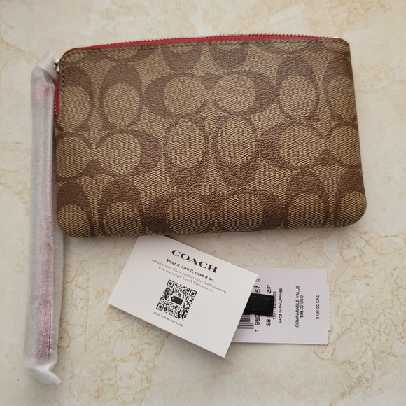 NWT! 🥳HOST PICK🥳 Coach Strawberry 🍓 Print Wristlet! - Picture 8 of 8